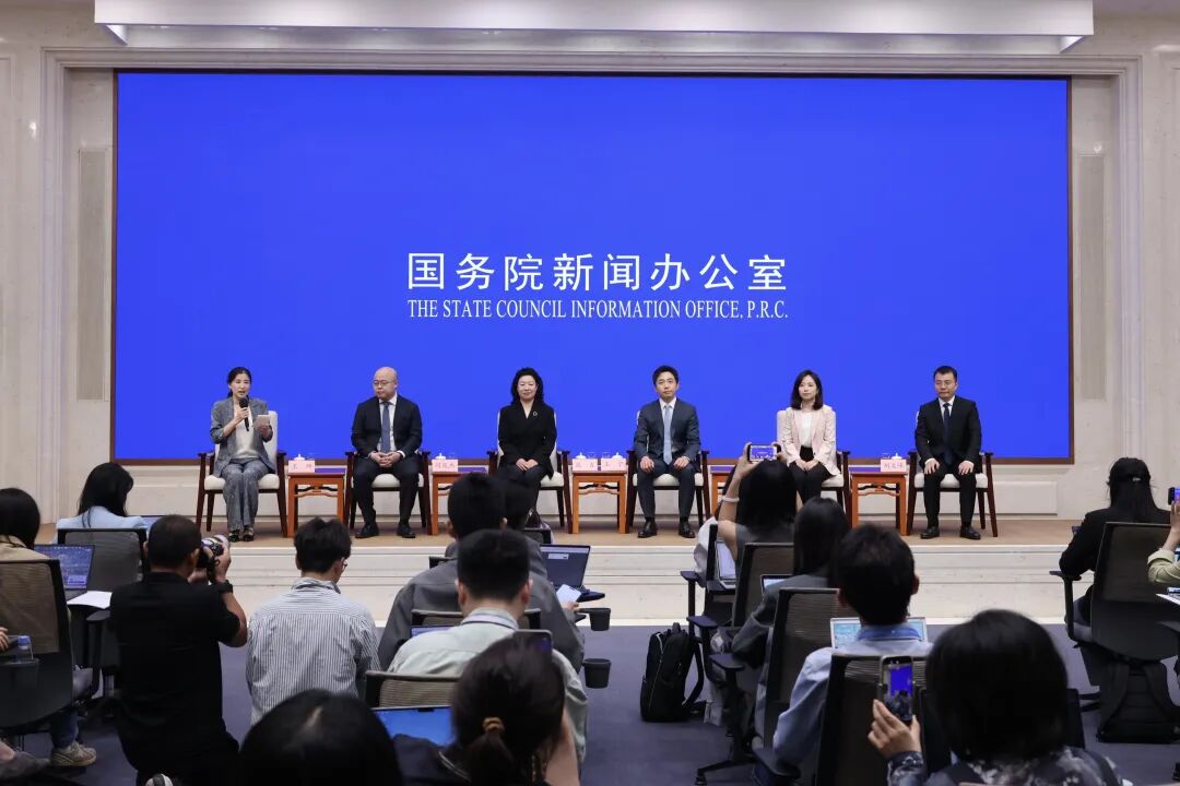 “星星人”登场、民企代表坐C位：这场国新办见面会谈到了未来和担当