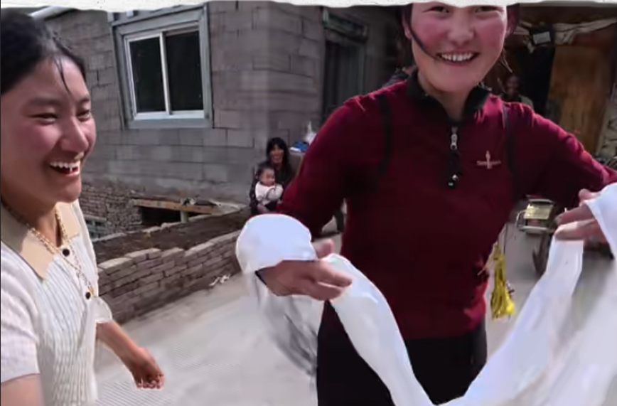 辽阔的土地生不出狭隘的爱！网友野外露营被藏族大哥一把“拽”走，接下来的举动让人暖心。