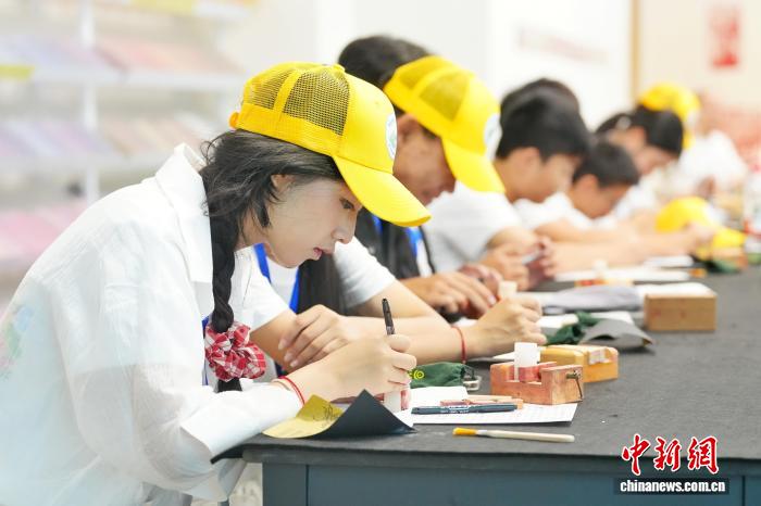 以字为媒 海外华裔青少年在长沙“刻”下自己的姓