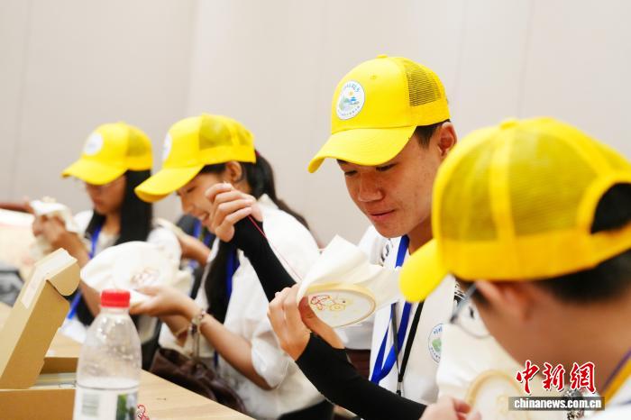 邂逅“针尖上的芭蕾” 华裔青少年沉浸式感受湘绣技艺