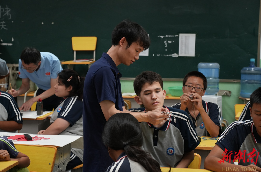 吐鲁番少年的“十万个为什么”