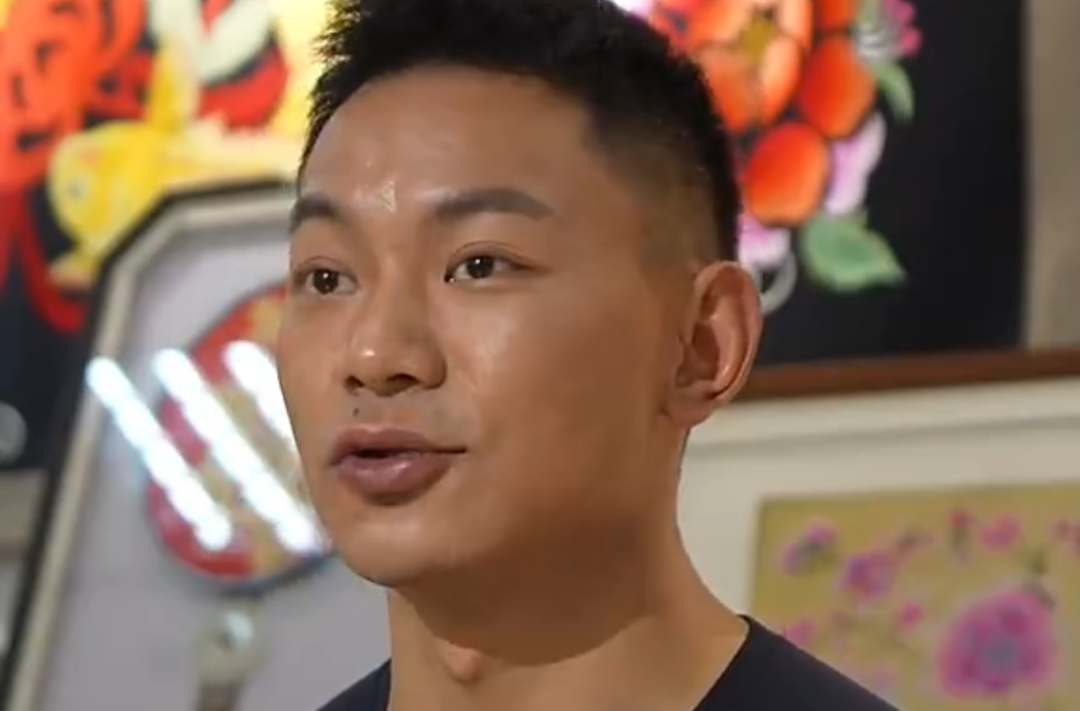 目瑙纵歌，刀舞铿锵，景颇族刀舞跳出万丈豪情