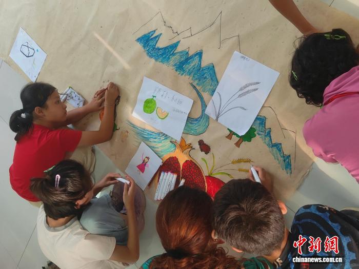 湘疆少年以画连心 共绘民族团结“石榴籽”画卷