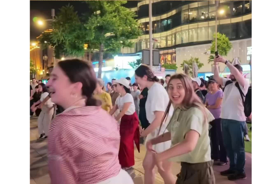 不同民族、各国友人踏歌共舞，一圈歌舞架起民族交融连心桥