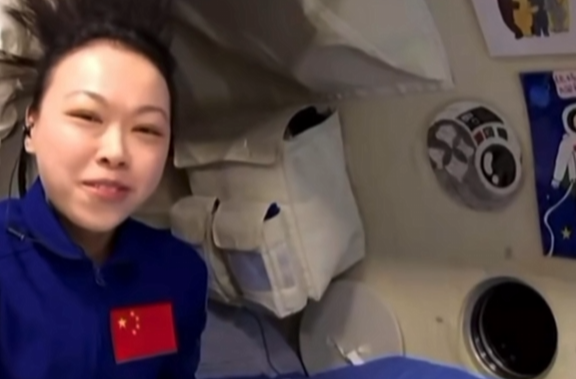 黎家盈太空传递紫荆花，天上地下，挂念的感觉一样