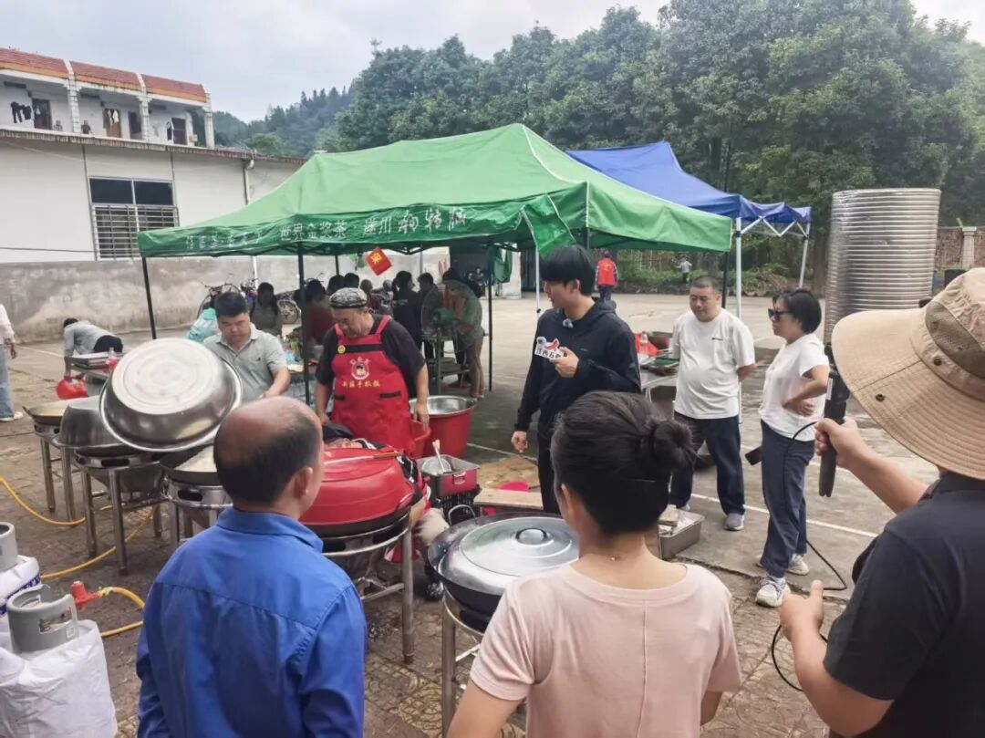 听说遂川受灾，他连夜带着大米、食用油、牛肉从新疆赶来