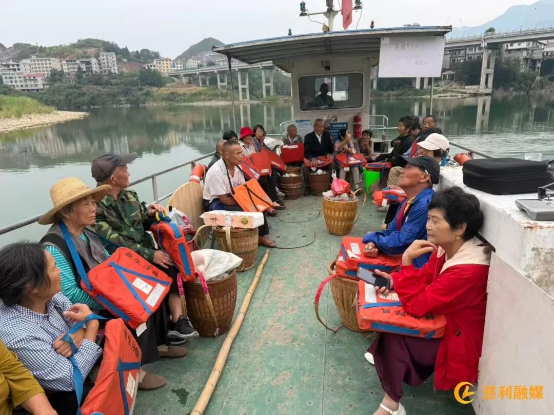 从海外归乡到“水上主播”：张娟和她的免费“赶集船”