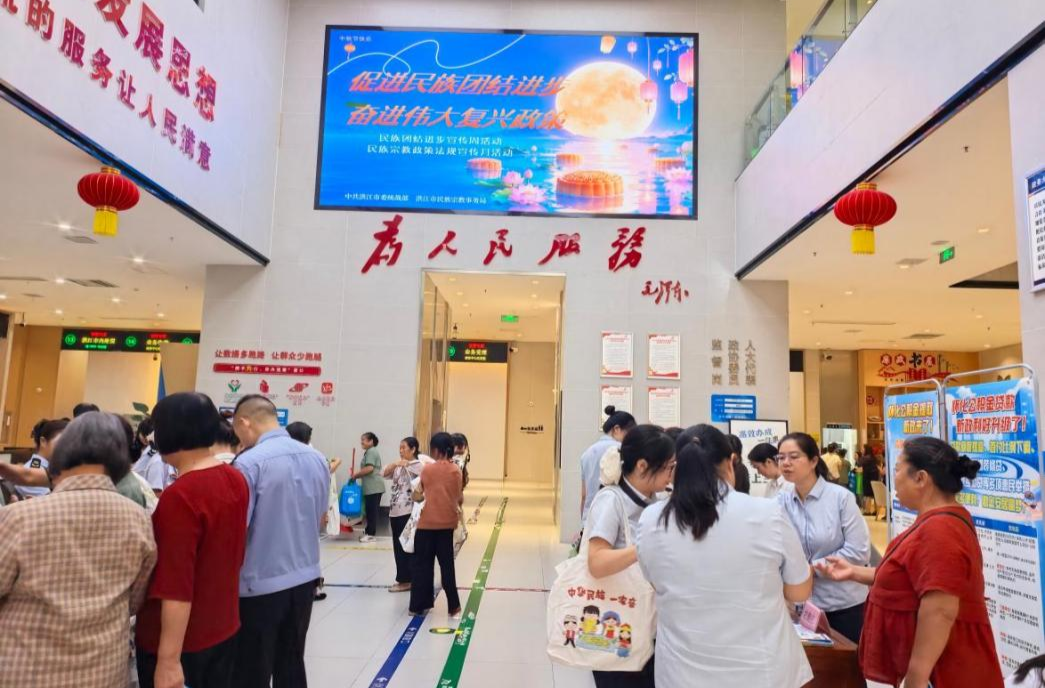 小小帆布包 传递民族情 ——洪江市民族团结进步宣传周活动走进政务大厅
