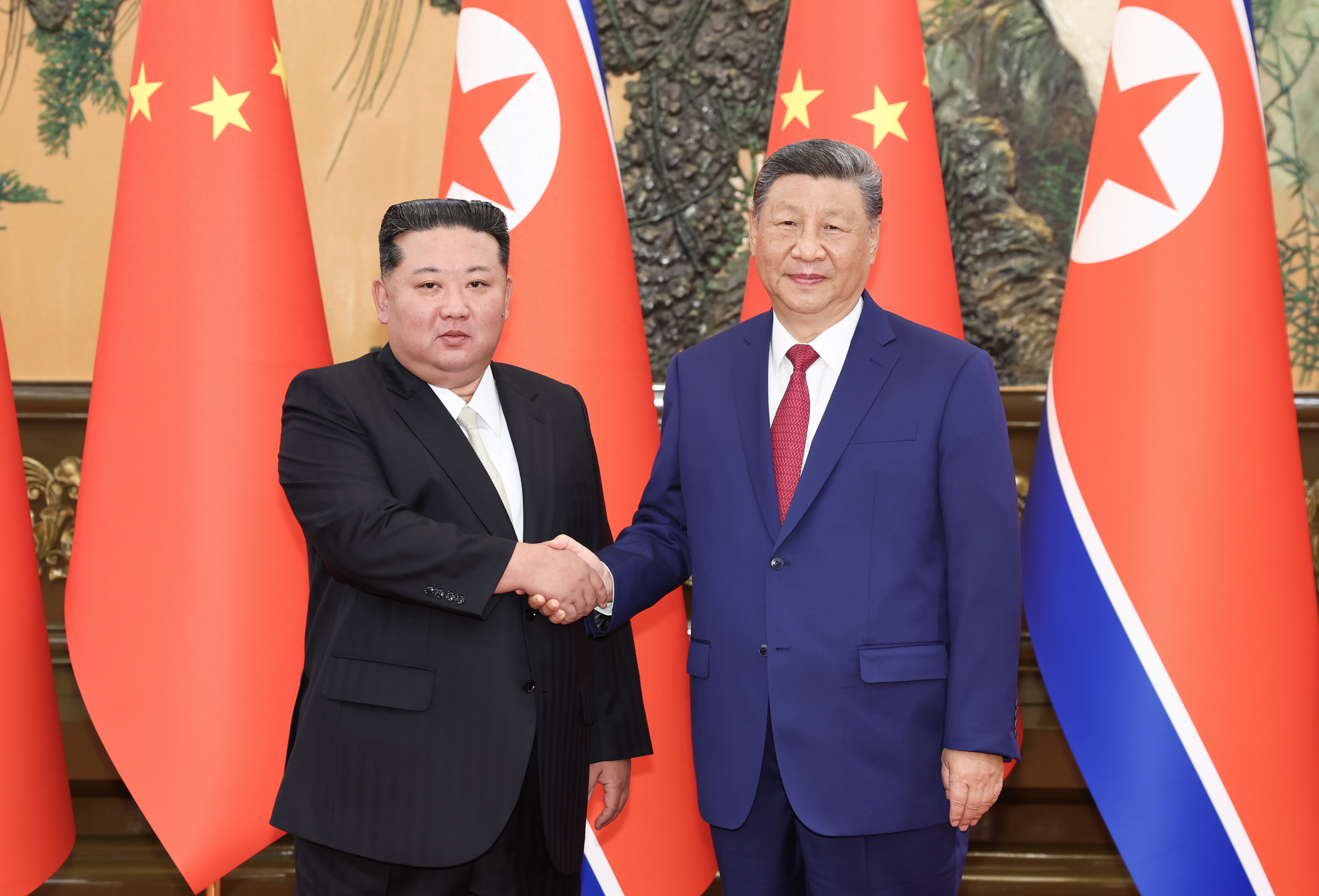 9月4日晚，中共中央总书记、国家主席习近平在北京人民大会堂同来华出席纪念中国人民抗日战争暨世界反法西斯战争胜利80周年活动的朝鲜劳动党总书记、国务委员长金正恩举行会谈。