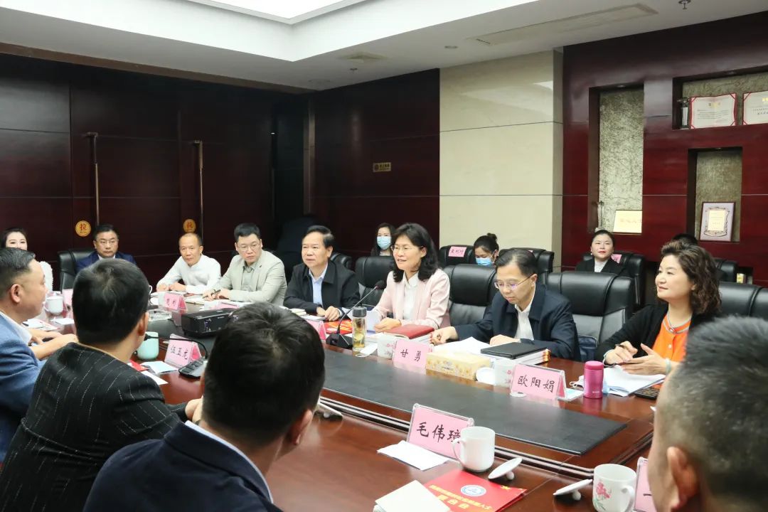 岳阳市新的社会阶层人士座谈会召开.jpg