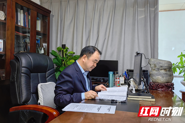 向华1.jpg