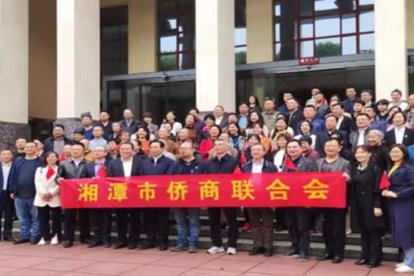 永结同心跟党走,风雨不改是“初心”1_副本.jpg