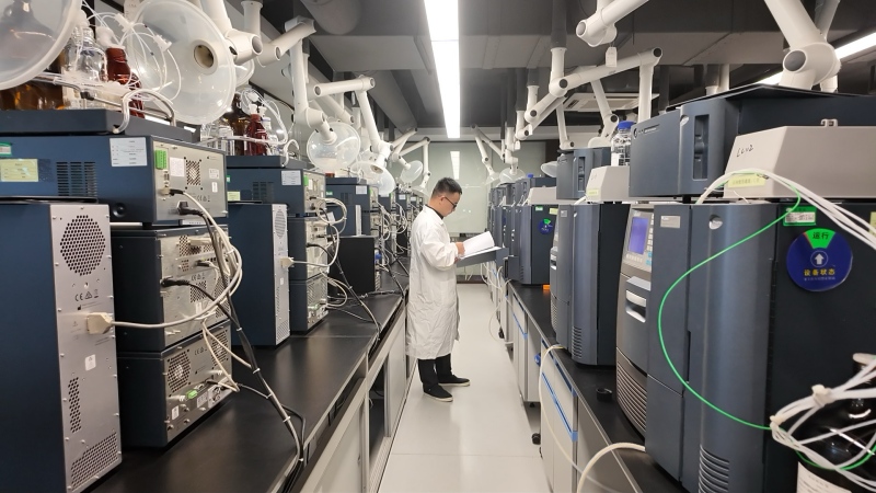 华纳大药厂的实验室内,科研人员正在操作仪器设备。受访单位供图 华纳大药厂的实验室内,科研人员正在操作仪器设备。受访单位供图