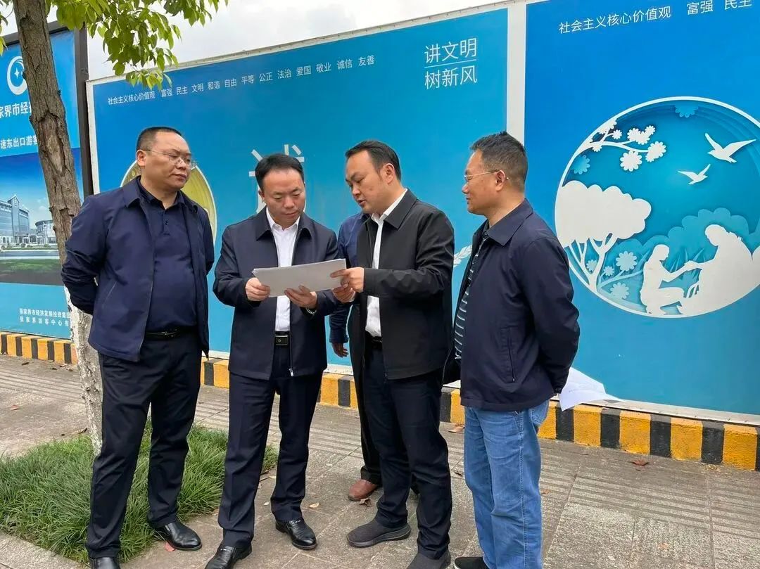 廖国豪赴桑植县调度洪家关景区公路沿线居民房屋民族风貌改造项目.jpg