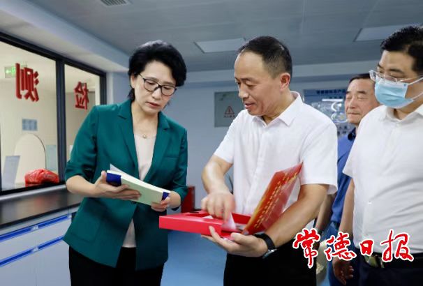 陈华到企业开展“送解优”行动.jpg