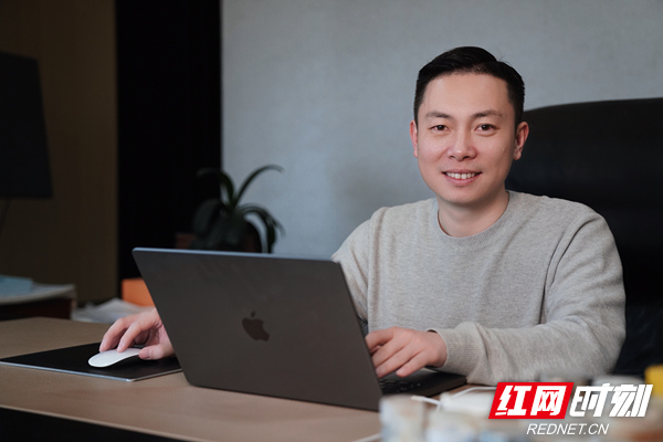 办公桌前.jpg 办公桌前.jpg
