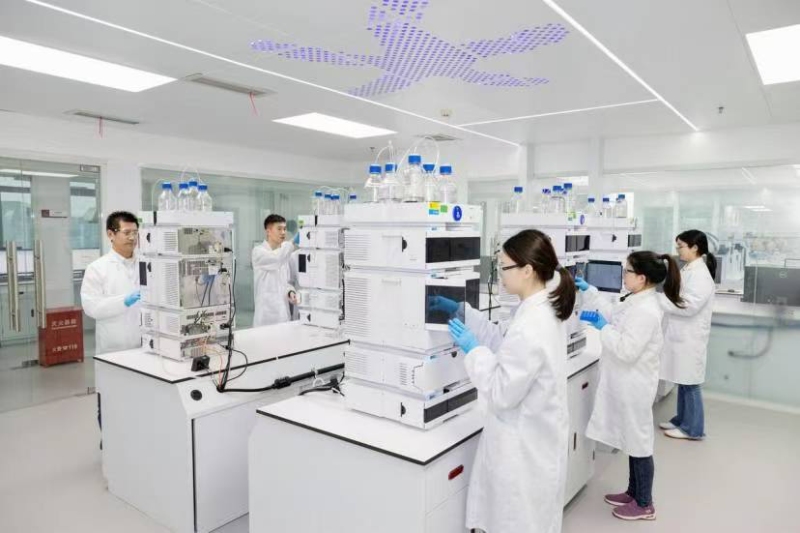水羊股份实验室,研发人员正进行成分分析。受访单位供图 水羊股份实验室,研发人员正进行成分分析。受访单位供图
