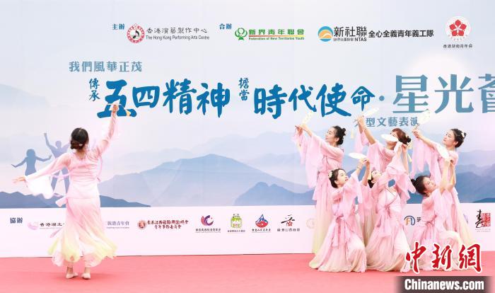 表演团队在台上跳舞。　主办方 摄