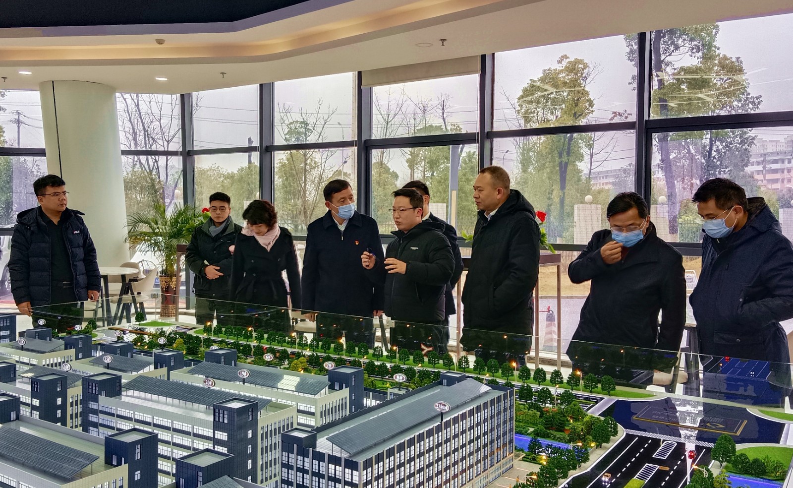 欧阳锋在郴州高新区调研:致力在“一极六区”建设中当主力作示范1.jpg 欧阳锋在郴州高新区调研:致力在“一极六区”建设中当主力作示范1.jpg