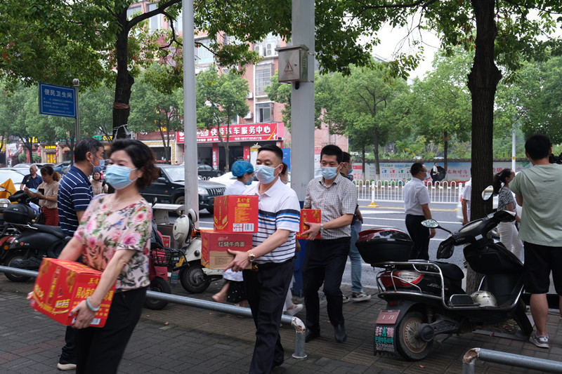 岳阳市直统战系统慰问一线防疫工作者和西藏班离校学生3.jpg 岳阳市直统战系统慰问一线防疫工作者和西藏班离校学生3.jpg