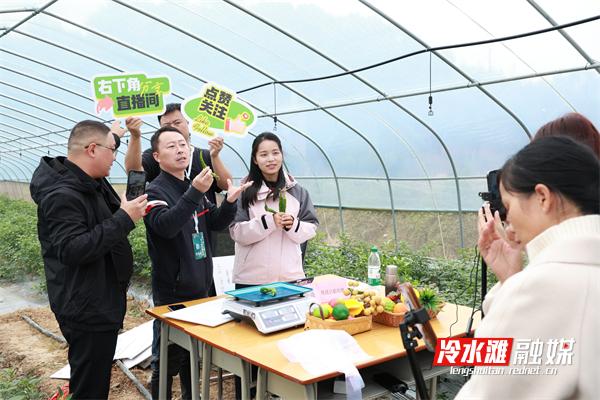 学员在辣椒基地现场直播.jpg