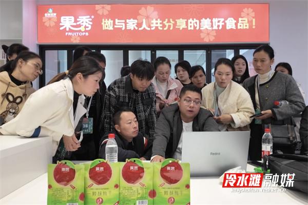 导师为学员们讲解直播相关知识.jpg