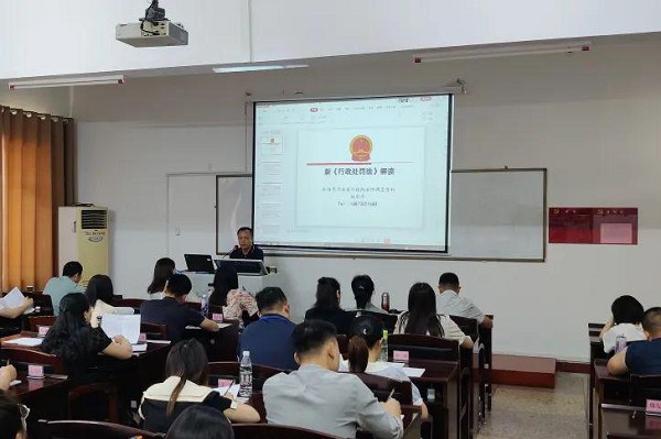 全市民族宗教干部培训班结业.jpg