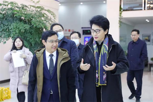 陈华走访慰问非公经济代表人士和港澳台侨代表人士1.jpg 陈华走访慰问非公经济代表人士和港澳台侨代表人士1.jpg