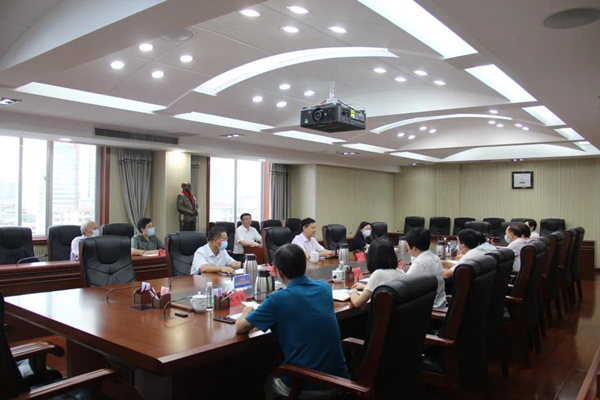 严华主持召开各民主党派市委会、市工商联新老班子主要领导集体谈心座谈会_副本.jpg
