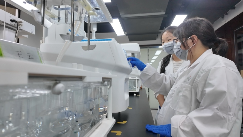 华纳大药厂的实验室内,科研人员正在操作仪器设备。受访单位供图 华纳大药厂的实验室内,科研人员正在操作仪器设备。受访单位供图