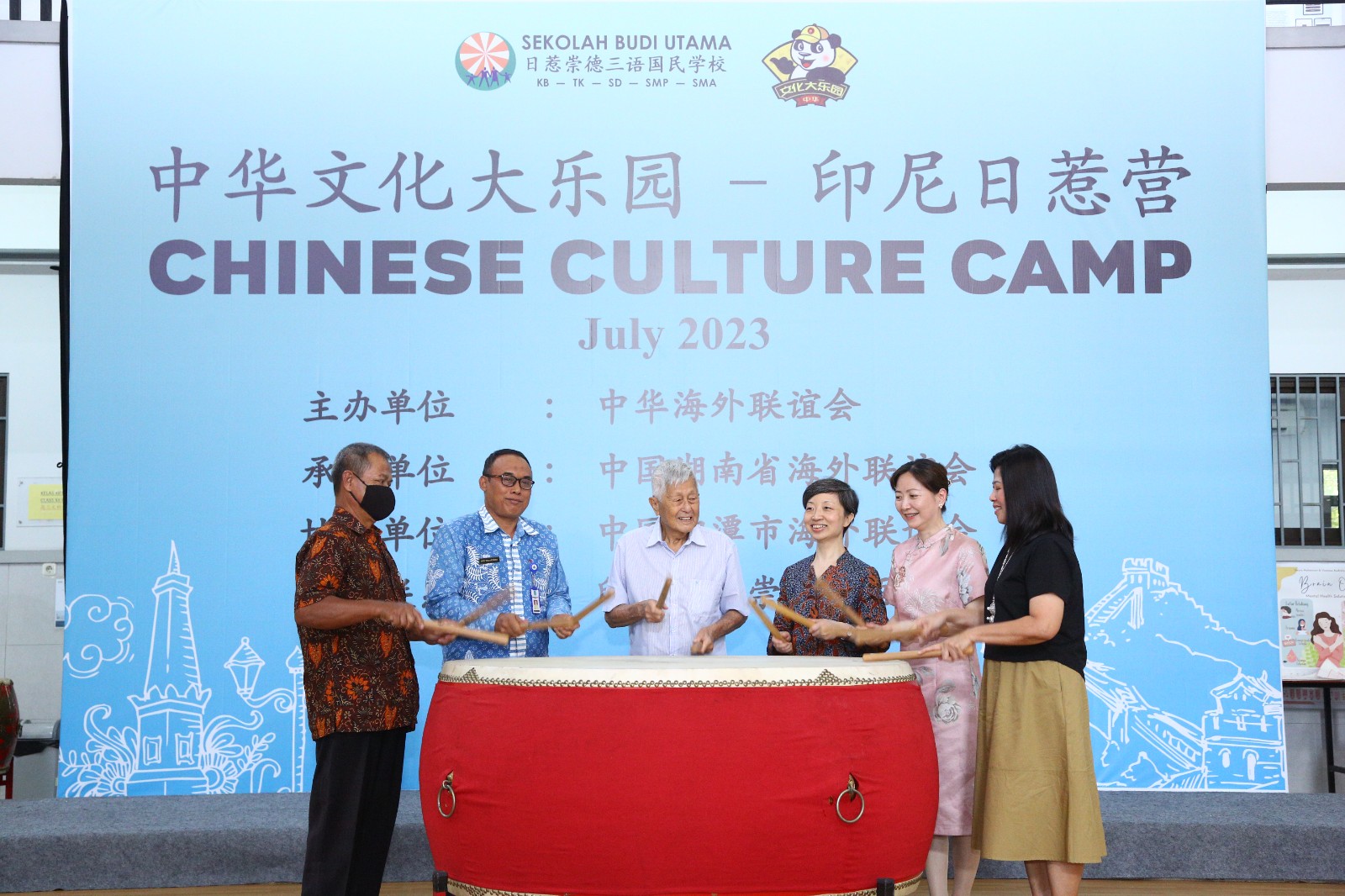 击鼓形式宣布开营.jpg